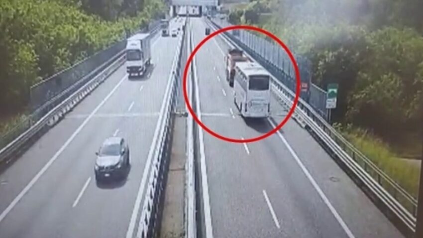 Incidente a Lomazzo: Pullman con 27 bambini delle elementari tampona un tir, morta la maestra intrappolata tra le lamiere - Grandeinganno