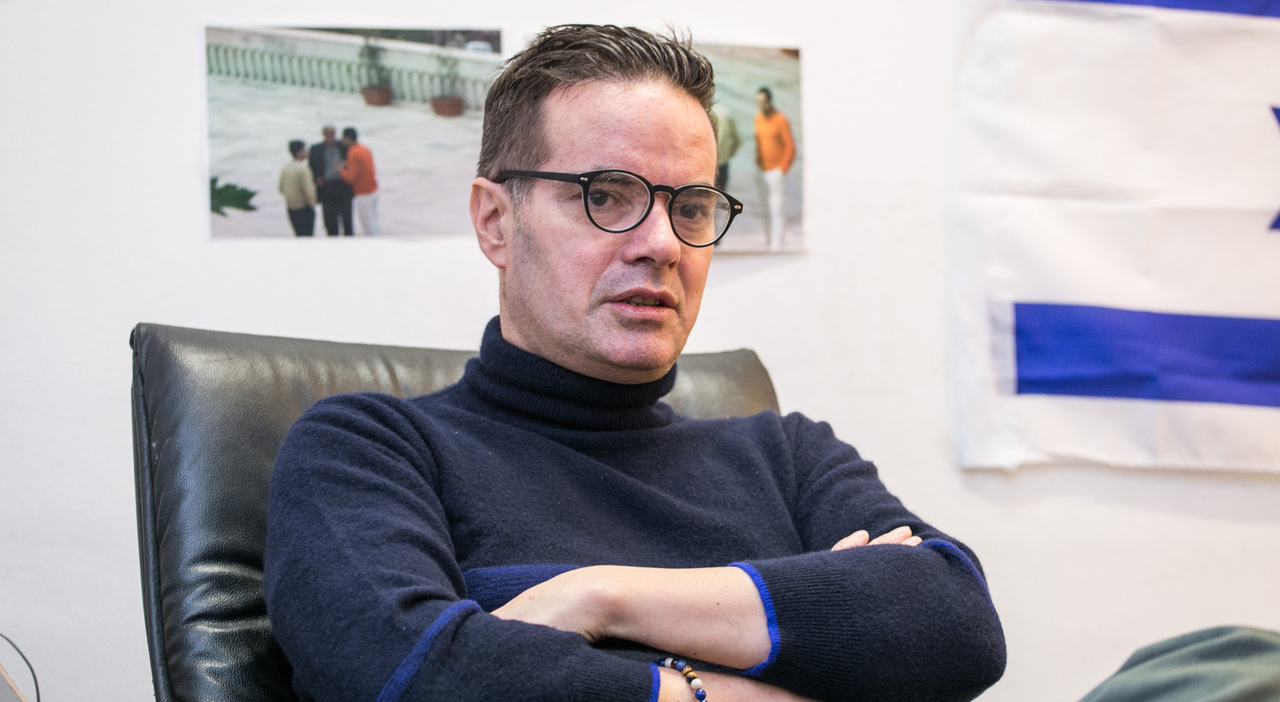 Klaus Davi ricoverato dopo un malore: «È svenuto sul lungomare, alcuni passanti hanno chiamato i soccorsi»