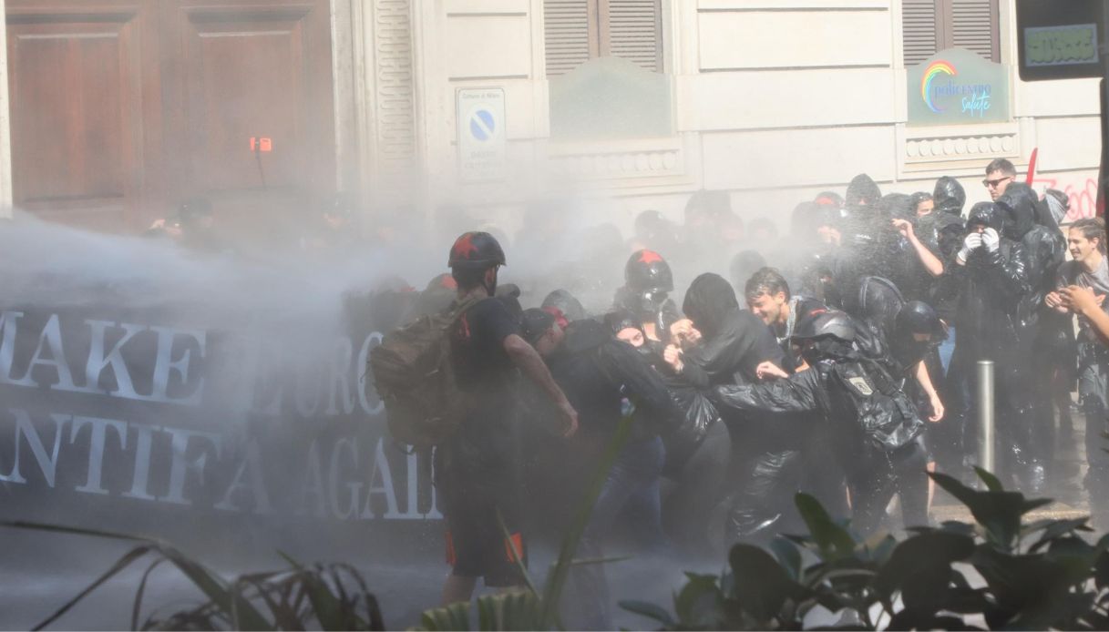 Scontri a Milano durante il corteo contro il Remigration Summit: fumogeni, manganelli e idranti in piazza