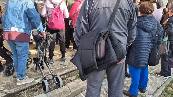 Terralba, anziani in fila nella notte per il medico di base • Imola Oggi
