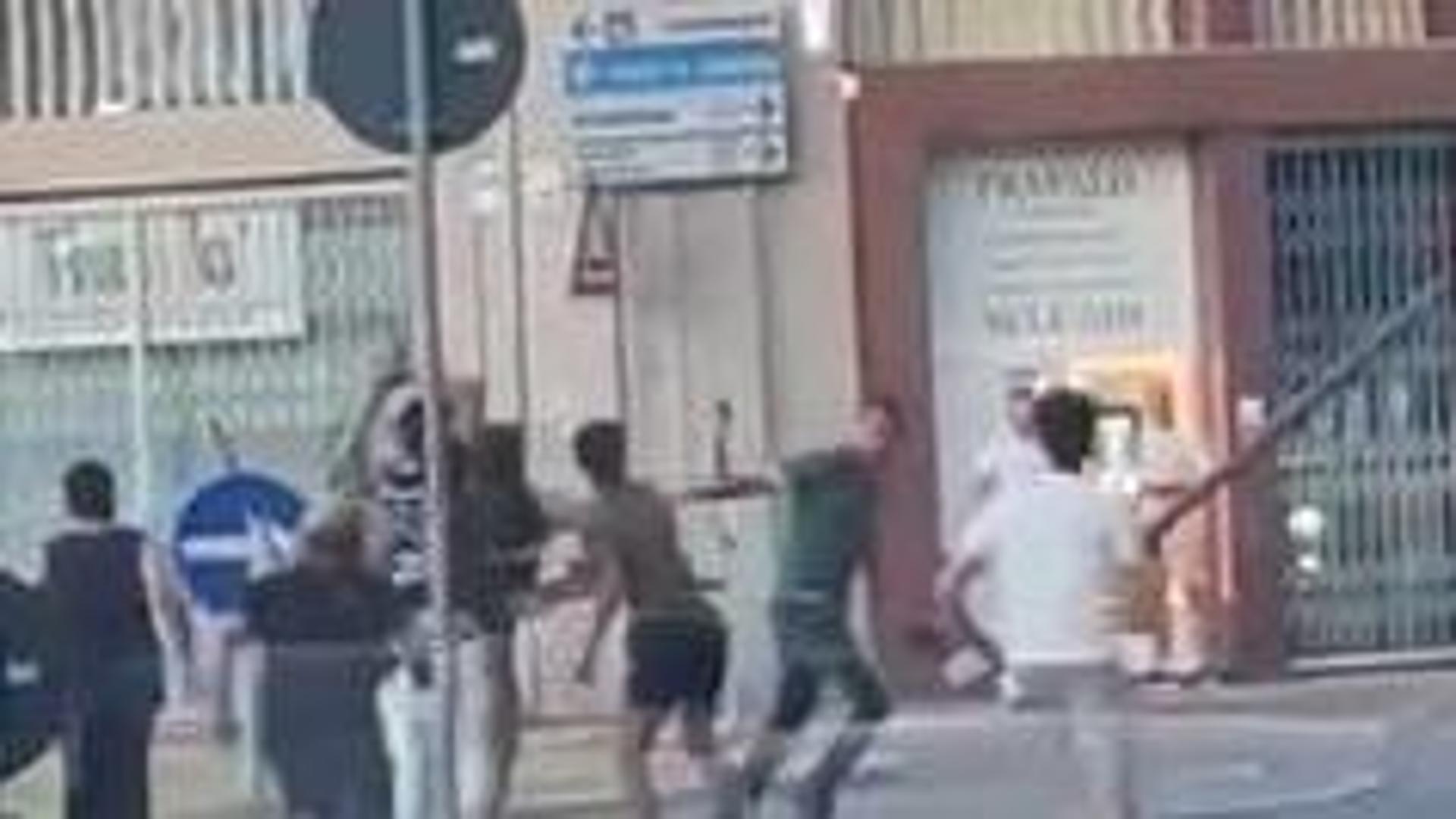 Rissa in centro a Vigevano, una ventina di giovani si affrontano armati di bastoni e bottiglie - La Provincia Pavese