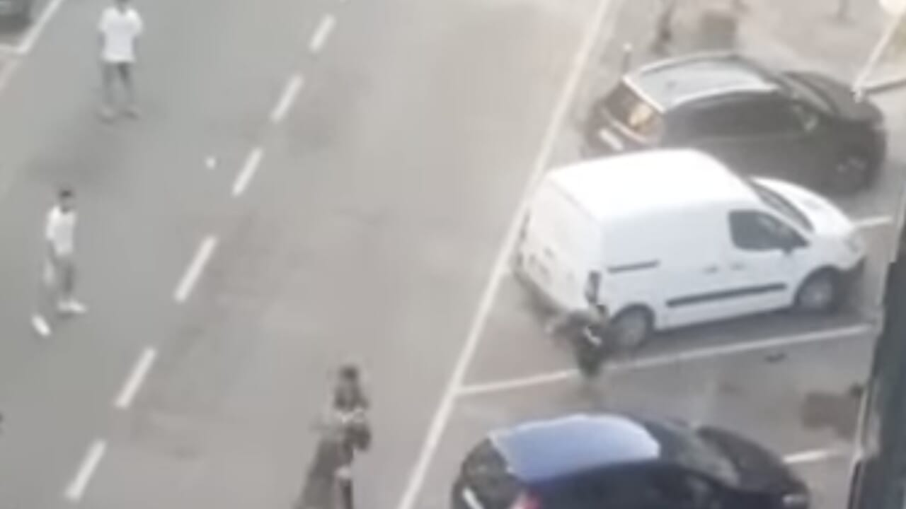 Rissa davanti a un bar: in 20 tra calci e pugni fermati dagli spari in aria dei carabinieri