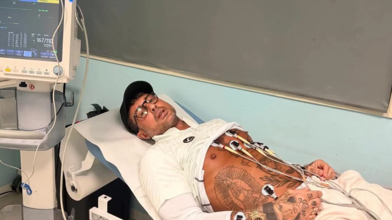 Fabrizio Corona sul lettino di un ospedale: "Non mi state fermando"